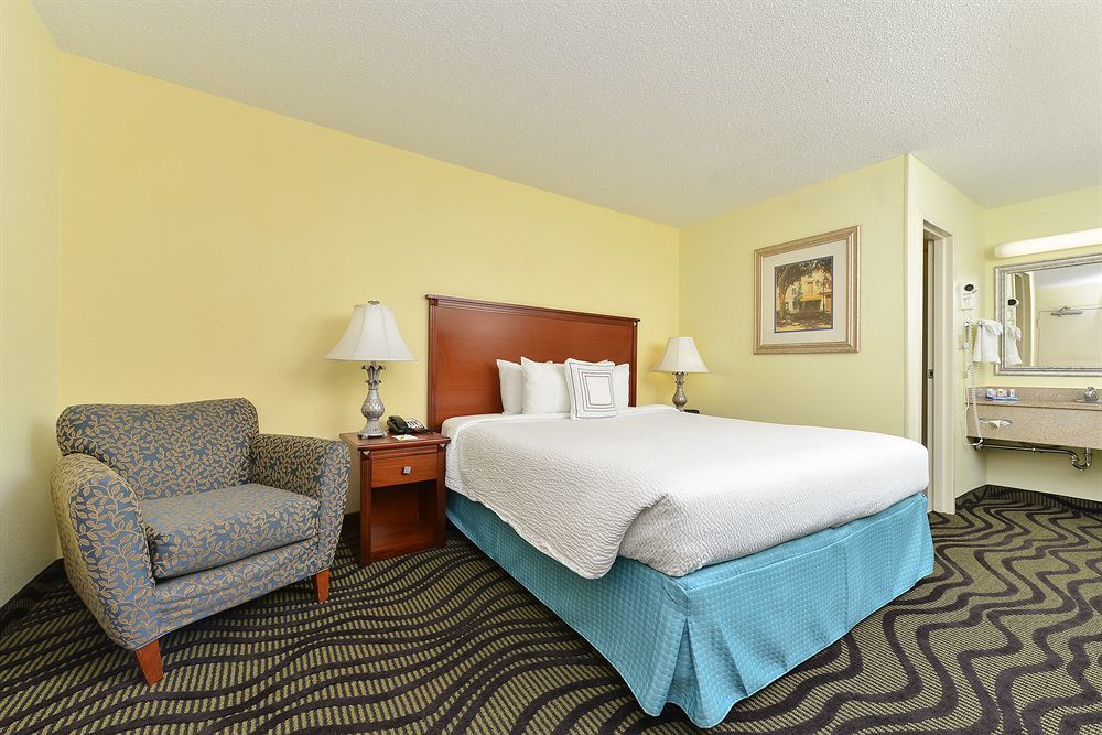 Hotel Baymont By Wyndham Midtown Savannah