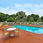 Baymont By Wyndham Savannah Midtown 